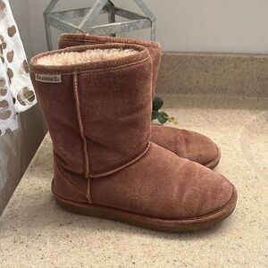 Bearpaw brand size 7 pull on boots with faux fur lining